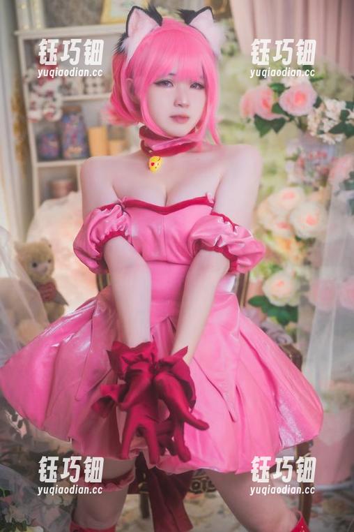 Hatori Sama 图片中的Hatori Sama,水手服穿得恰到好处,仿佛一阵微风轻轻扫过…